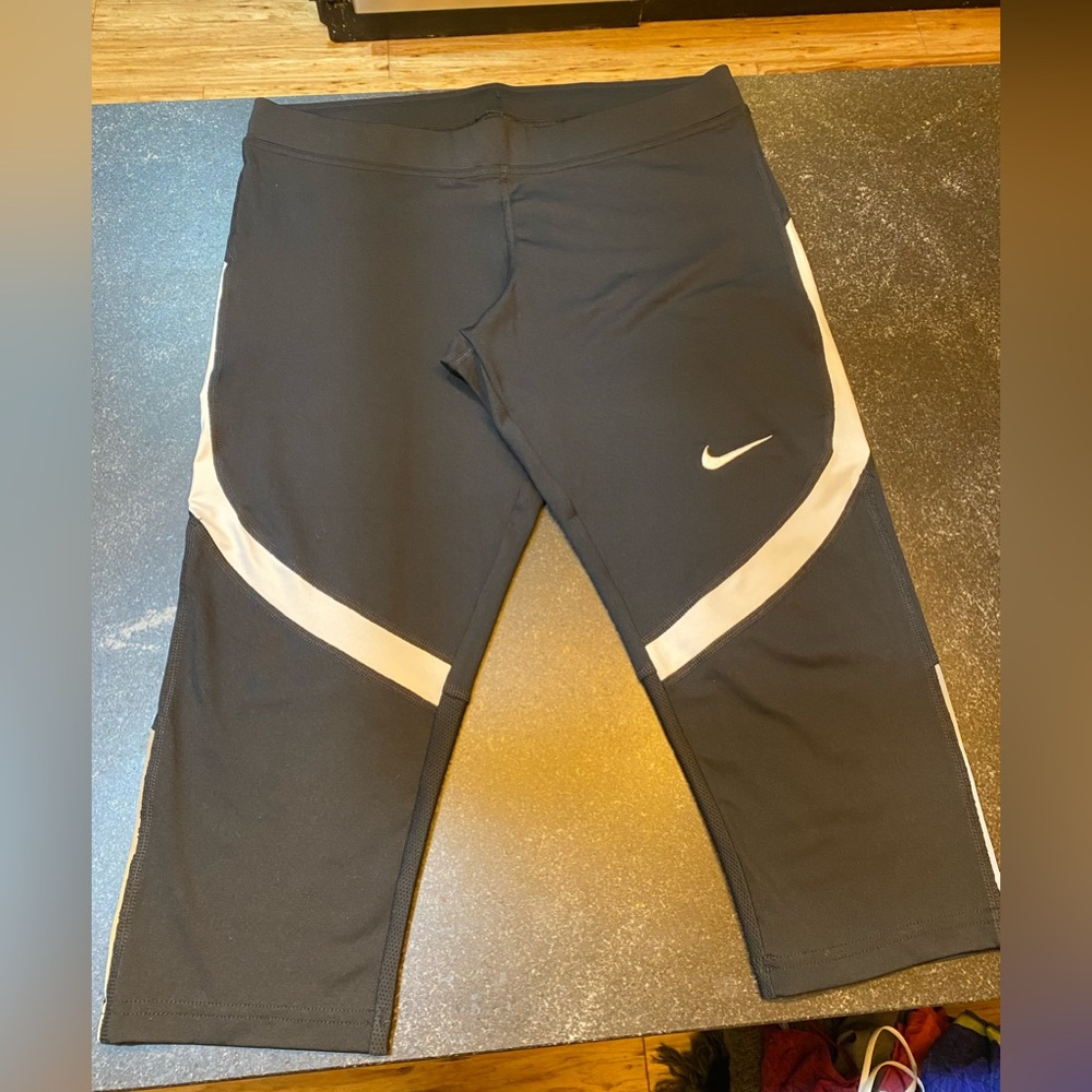 NWT Nike L black and white leggings
